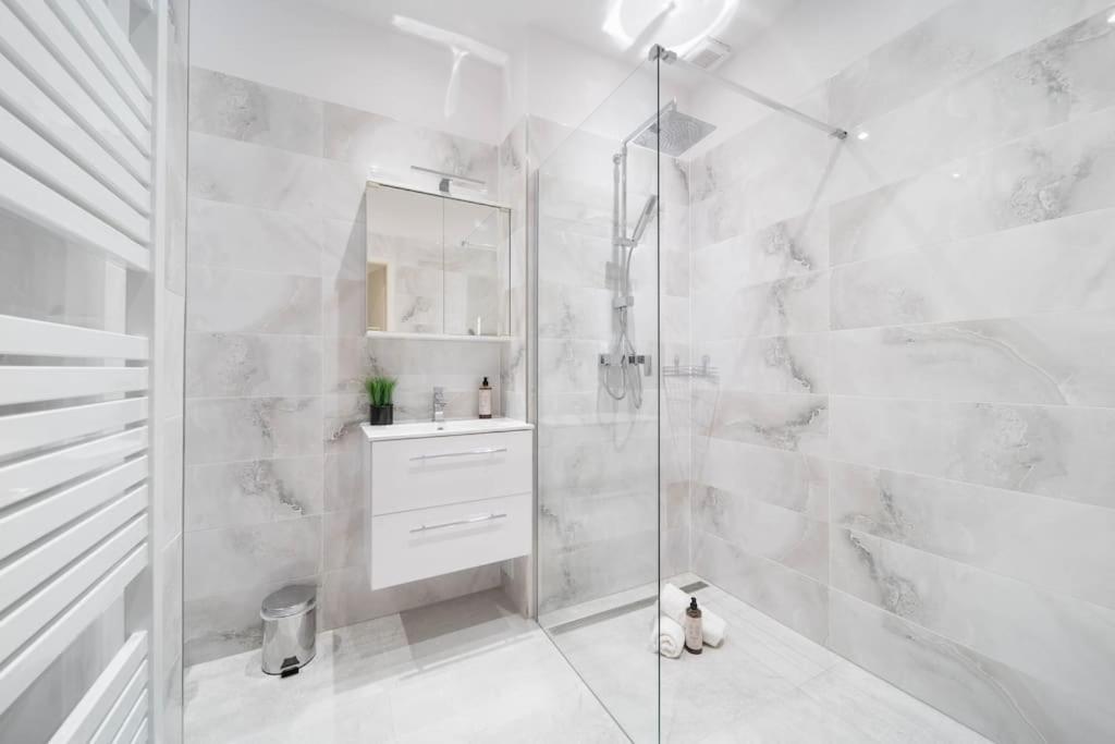 Cityscape Charm Spacious 3 Bedroom Haven For 7 * Praha